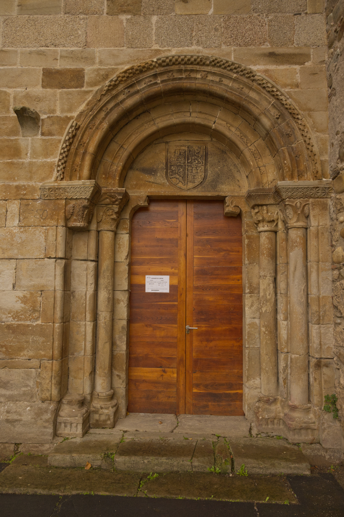 Portada occidental de la iglesias del monasterio de Carracedo